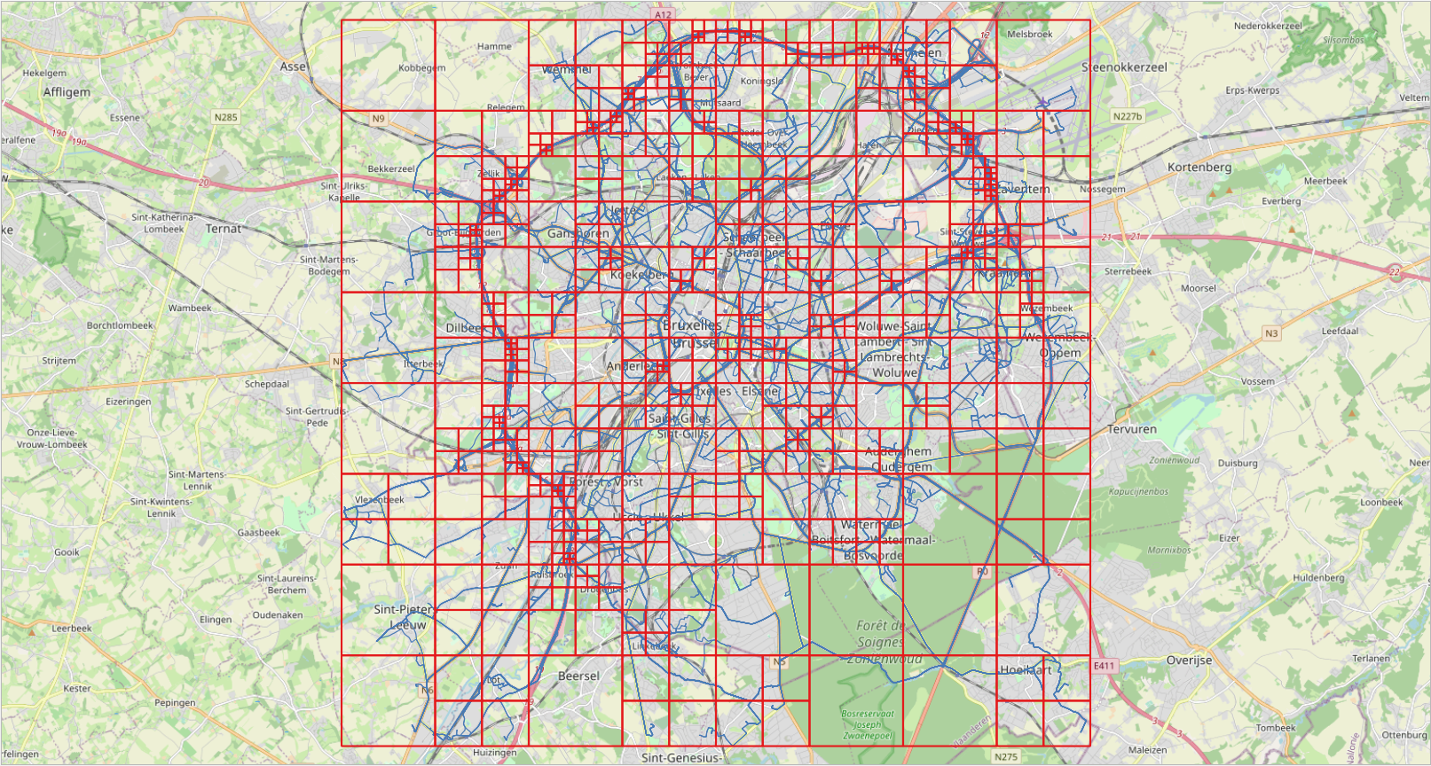 Grilla multiresolución sobre datos de Bruselas obtenidos mediante el generador BerlinMOD. Cada celda contiene como máximo 10.000 (izquierda) y 1.000 (derecha) instantes durante todo el período de simulación (cuatro días en este caso). A la izquierda, podemos ver la alta densidad de tráfico en el anillo alrededor de Bruselas, mientras que a la derecha podemos ver otros ejes principales de la ciudad.